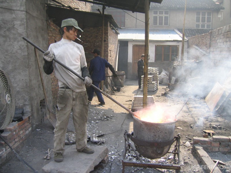 Kines smälter datordelar FOTO: Greenpeace