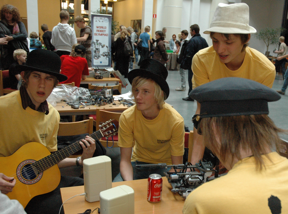 Segersäkra Junkyard Elks kopplar av med gitarrspel