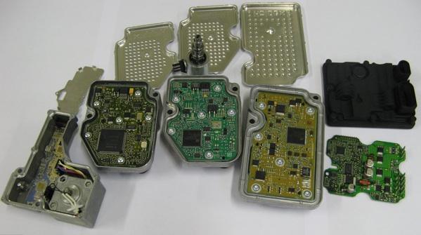 På fem generationer har kostnaden för elektroniken till Haldex fyrhjulsdrift pressats till en tredjedel. Multichipmodulen till vänster är äldst, kortet till höger är splitter nytt.